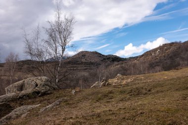 Bulutlu dağ manzarası