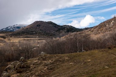 Dağlarda nehri olan güzel bir manzara.