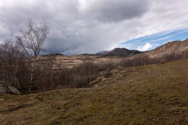 Dağlardaki bir vadide manzara