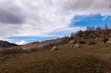 Küçük bir dağ köyü olan manzara.