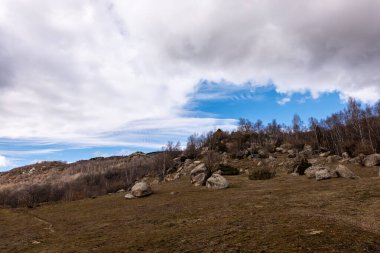 Güzel bulutlu gökyüzü manzaralı dağ manzarası