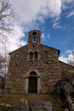 İtalya 'nın güneyindeki Leleno köyündeki antik taş kilise bulutlu bir günde. yüksek kaliteli fotoğraf