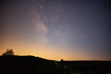 Gece gökyüzünde Samanyolu Galaksisi