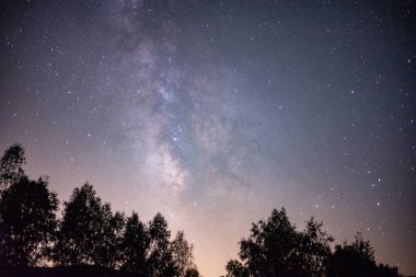 Gece gökyüzünde Samanyolu