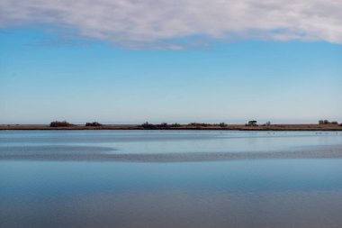 Bulutlu bir günde göl