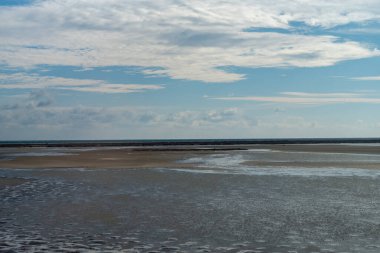 Bulutlu deniz ve gökyüzü