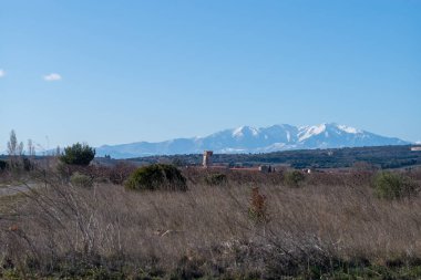 Dağlardaki San Marino köyünün mavi gökyüzü manzarası.
