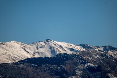 Kışın karla kaplı dağlar