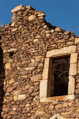 Dağlardaki eski taş duvar