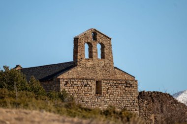 Dağlarda terk edilmiş eski bir kilise