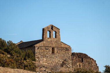 İspanya 'daki Santa Maria de Montserrat kilisesinin dikey çekimi.