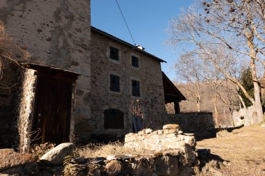 Şehirdeki eski ev.