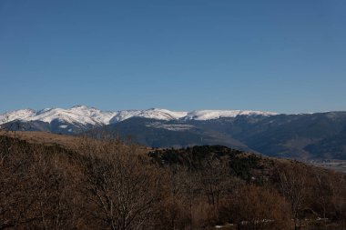 Karlı dağların dikey görüntüsü