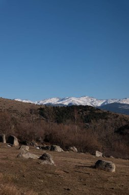 Dağlık vadide kayalar ve mavi gökyüzü