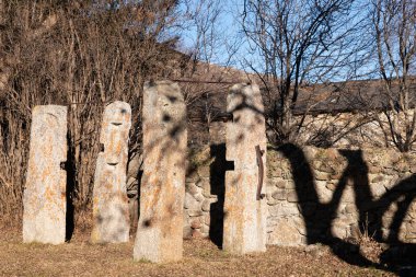 İsrail 'in kuzeyindeki ölü kasabanın antik mezarlığı.