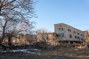 Yunanistan 'ın kırsal kesimindeki ormandaki eski bir evin dikey çekimi.