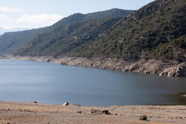 Dağlardaki güzel göl