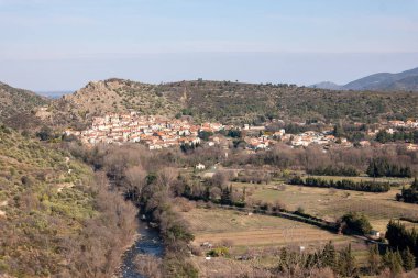 İspanya 'nın güneyindeki Monopaz köyündeki nehir.