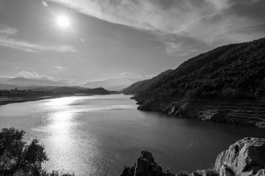 Nehir ve dağlarla dolu güzel bir manzara