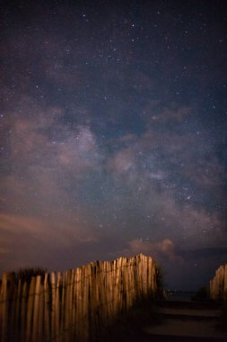 Deniz üzerinde yıldızlı gökyüzü