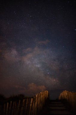 Gece yıldızlı gökyüzü ve Samanyolu 'ndaki yıldızlar