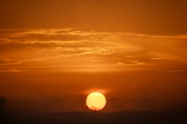 Denizin üzerinde gün batımı