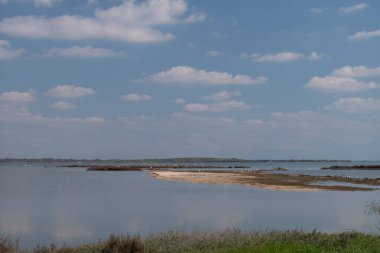 Önünde bir göl ve nehir olan bir manzara.