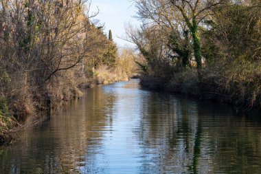İtalya 'nın kırsal kesimlerindeki kanal.