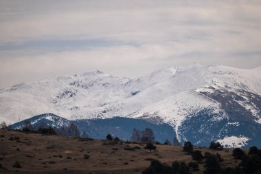 Kışın Sierra de la huesca 'nın karlı dağ zirveleri.