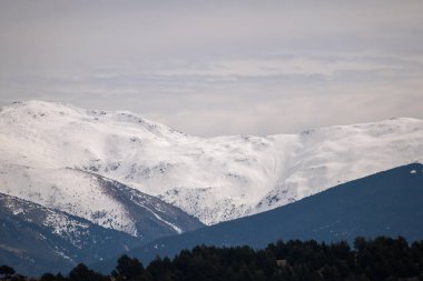 Dağlı ve karlı bir dağ manzarası