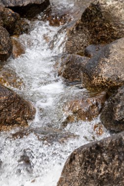 Kayaların arasından akan su