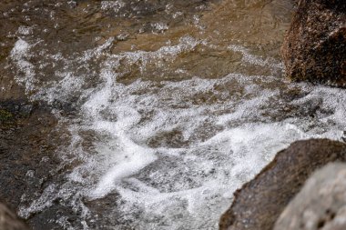 Dağlarda güzel bir şelale. seyahat kavramı.