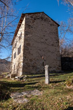 İspanya 'nın kuzeyindeki köyde eski bir ev.