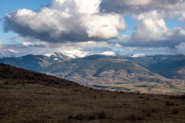 Sonbahar mevsiminde dağların güzel manzarası.
