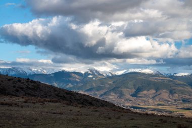 Dağları ve bulutları olan güzel bir manzara