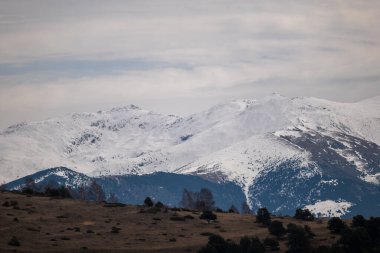 Dağları karla kaplı güzel kış manzarası