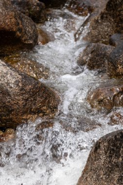 Dağlarda su akışı.
