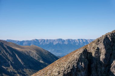 yaz aylarında güzel dağ manzarası