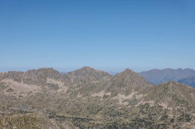 Arkaplanda dağların ve gökyüzünün görüntüsü