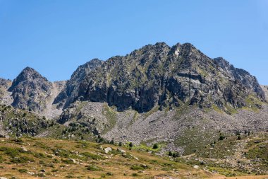 Muhteşem manzarası ve güzel manzarası olan bir dağ.
