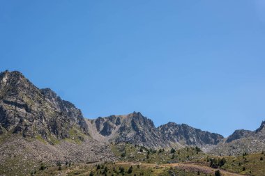 Mavi gökyüzü olan dağ manzarası. yüksek kaliteli fotoğraf