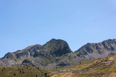 Yazın dağların güzel manzarası