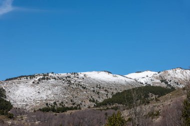 Kar dağı ve mavi gökyüzü