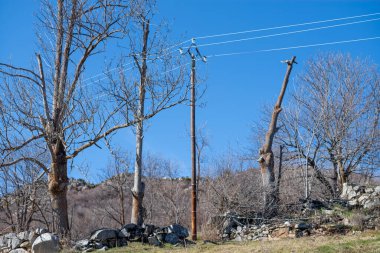 Dağlarda yüksek voltaj direği