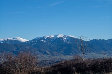 Güzel dağ manzarası ve kış mevsiminde kar