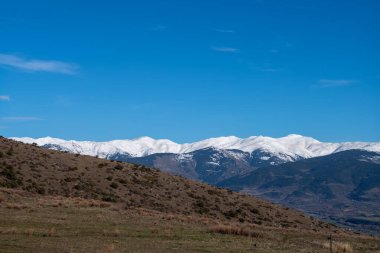 Mavi gökyüzü olan güzel bir sıradağ görüntüsü.
