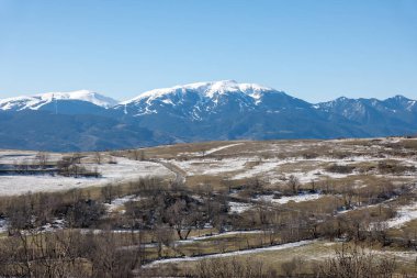 güneşli bir gün güzel dağ manzarası