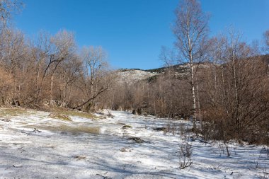 Karla kaplı dağlarla kaplı güzel kış manzarası
