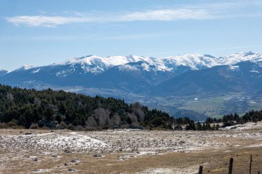 Kışın Alp dağlarının manzarası