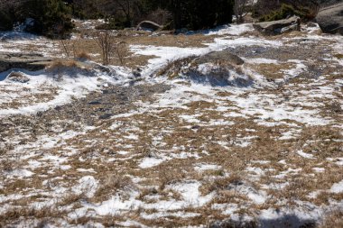 Kar ve kayalarla kaplı kış manzarası